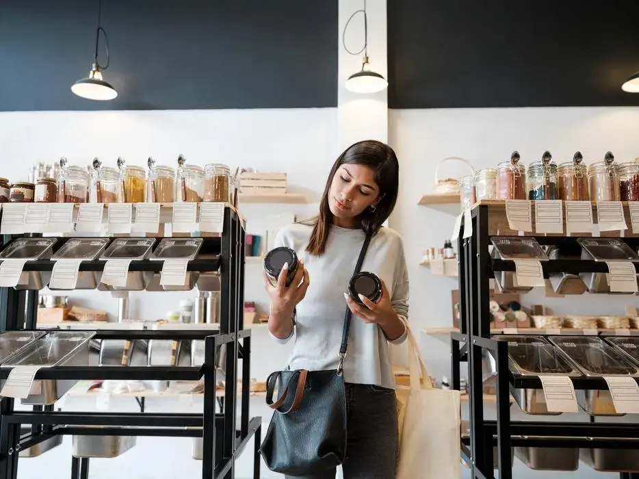Compradora comparando opciones y características de productos