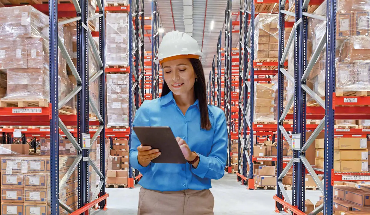 Profesional coordinando inventario, órdenes de compra y entregas