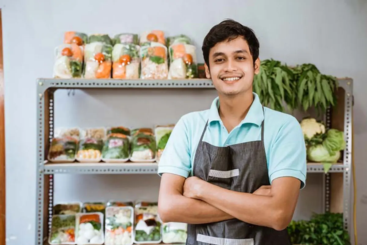 Productor de alimentos evaluando la preparación de su producto