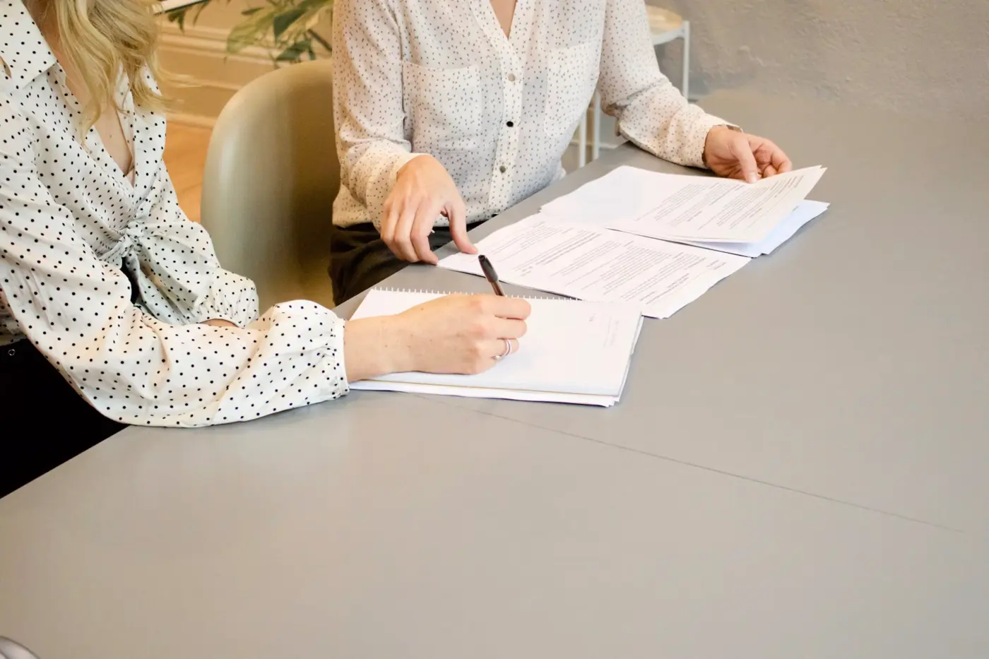 Profesionales revisando documentos de registro