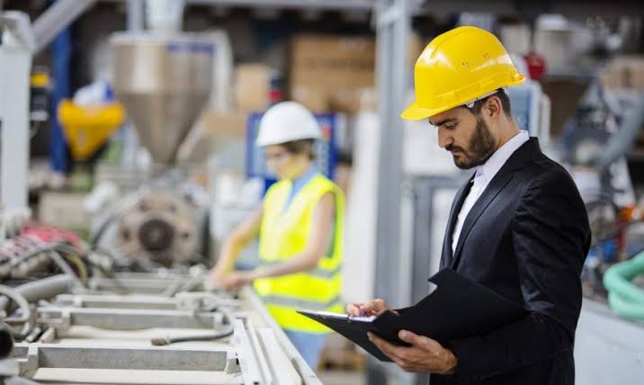 Profesional verificando la operación y capacidad de una empresa en fábrica